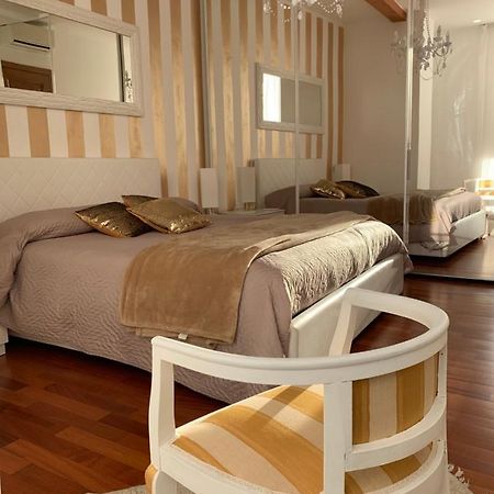 Palazzo Teatro Vecchio-Holiday Suites Salo Luaran gambar