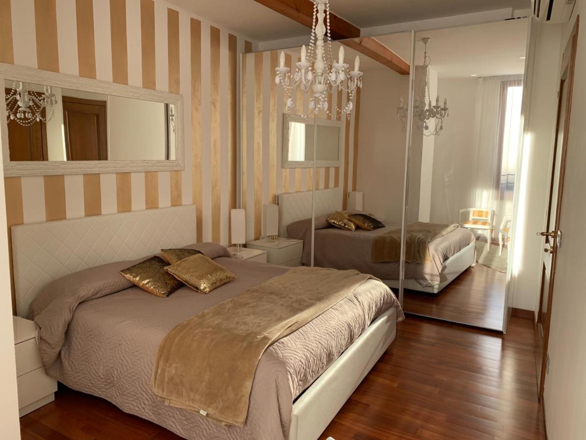 Palazzo Teatro Vecchio-Holiday Suites Salo Luaran gambar