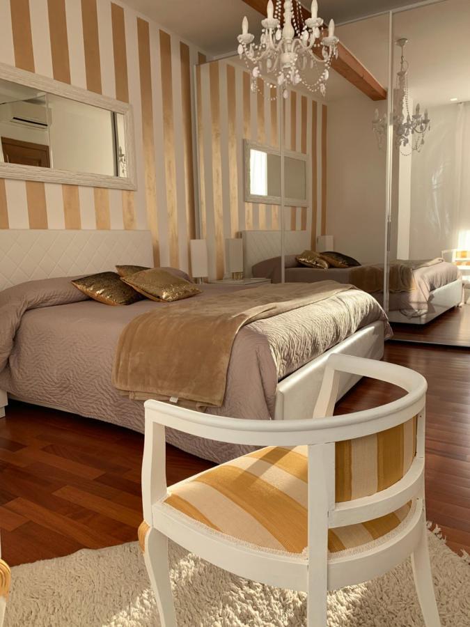 Palazzo Teatro Vecchio-Holiday Suites Salo Luaran gambar