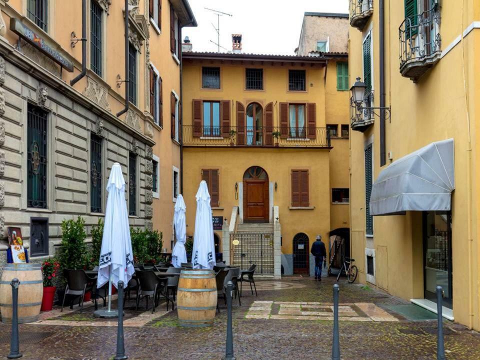 Palazzo Teatro Vecchio-Holiday Suites Salo Luaran gambar