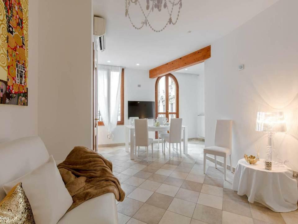 Palazzo Teatro Vecchio-Holiday Suites Salo Luaran gambar