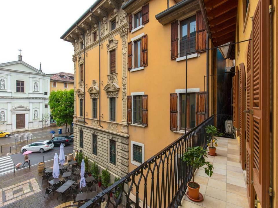 Palazzo Teatro Vecchio-Holiday Suites Salo Luaran gambar