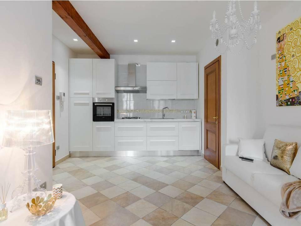 Palazzo Teatro Vecchio-Holiday Suites Salo Luaran gambar