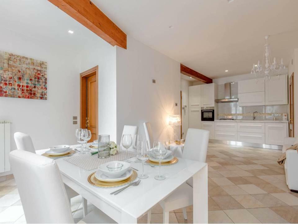Palazzo Teatro Vecchio-Holiday Suites Salo Luaran gambar