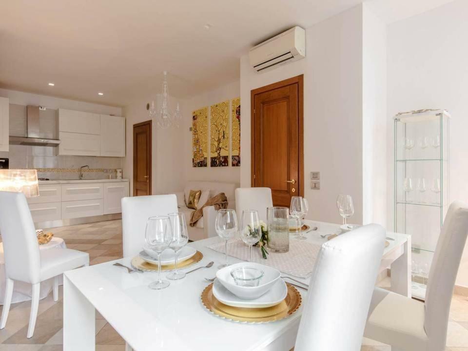 Palazzo Teatro Vecchio-Holiday Suites Salo Luaran gambar